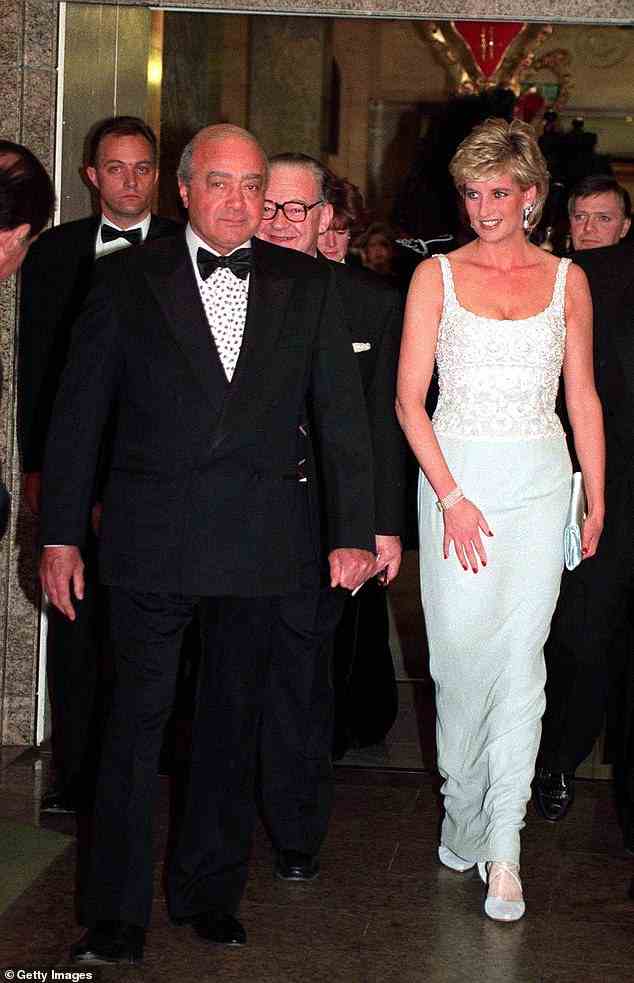 Mohamed Al-Fayed (abgebildet mit Prinzessin Diana bei einem Wohltätigkeitsessen im Jahr 1996) war 25 Jahre lang Eigentümer des Luxuskaufhauses Harrods