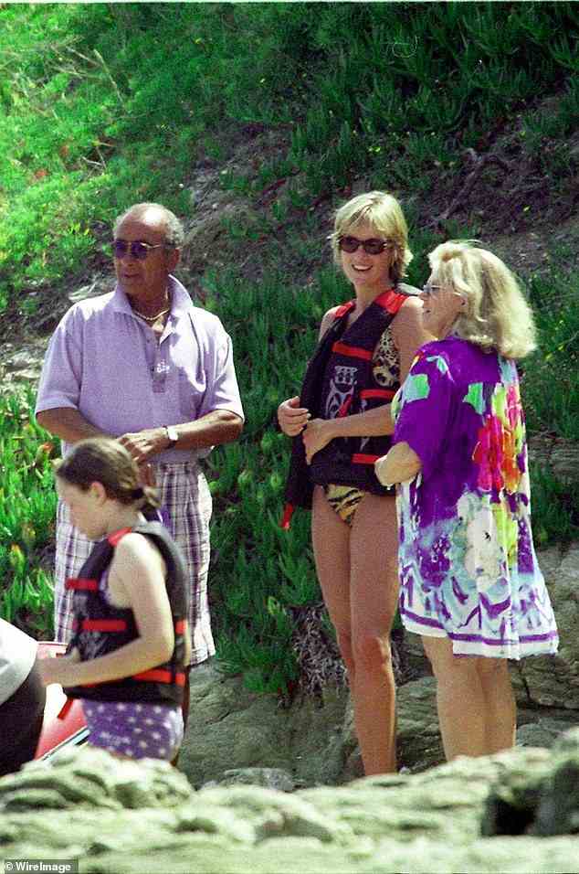Mohamed Al-Fayed (links) und Diana machten im Sommer 1997 Urlaub in St. Tropez, kurz bevor sie und Al-Fayeds Sohn Dodi nach Paris flogen, wo sie beide auf tragische Weise bei einem Autounfall ums Leben kamen