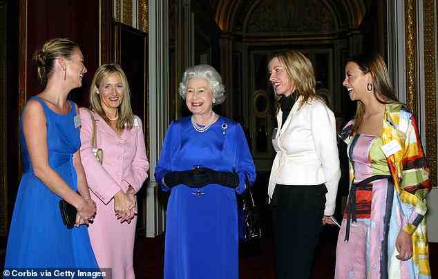Kate hat die Königin zuvor während der Women of Achievement Party (LR) Kate, der Autorin JK Rowling, Ihrer Majestät der Königin, Heather Mills-McCartney und der Sängerin Charlotte Church im Buckingham Palace getroffen