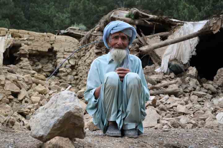 Ein afghanischer Mann sitzt in der Nähe seines Hauses, das bei einem Erdbeben im Distrikt Spera im südwestlichen Teil der Provinz Khost, Afghanistan, zerstört wurde. 