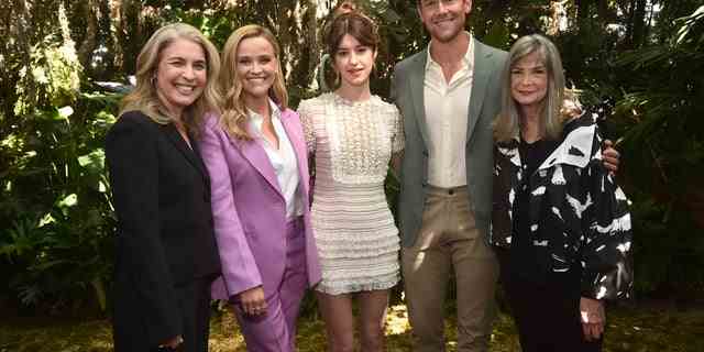 Olivia Newman, Reese Witherspoon, Daisy Edgar-Jones, Taylor John Smith und Delia Owens besuchen die "Wo die Flusskrebse singen" Fototermin in Los Angeles.