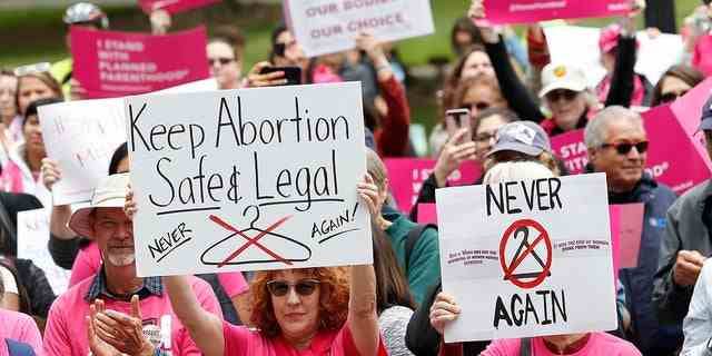 Menschen versammeln sich im Mai 2019 im State Capitol in Sacramento, Kalifornien, zur Unterstützung des Rechts auf Abtreibung. Eine vorgeschlagene Änderung der Landesverfassung, die das Recht auf Abtreibung und Verhütungsmittel schützen würde, wurde am Montag vom Senat des Bundesstaates genehmigt. 