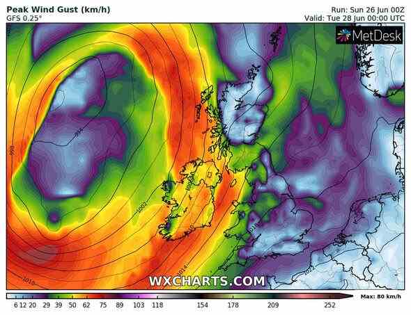 Um 18:00 Uhr erreichen an der westirischen Küste Windböen von fast 75 km/h, wobei der Sturm nach Osten drängt