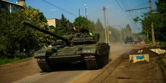 Ukrainische Panzer bewegen sich in der Region Donezk in der Ostukraine, Montag, 30. Mai 2022. 