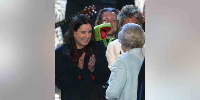 Queen Elizabeth wird Ozzy Osbourne und Kermit the Frog auf der Bühne vorgestellt "Party im Palast" im Jahr 2002 im Rahmen ihrer Feierlichkeiten zum Goldenen Jubiläum.