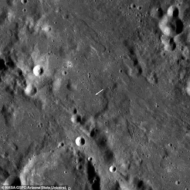 Ein überraschender „Doppelkrater“ mit einer Breite von etwa 28 Metern entstand in der Nähe des Hertzsprung-Kraters auf der anderen Seite des Mondes.  Der neue Krater ist in dieser Ansicht nicht sichtbar, aber seine Position wird durch den weißen Pfeil angezeigt.  LROC WAC-Mosaik, 110 Kilometer breit.