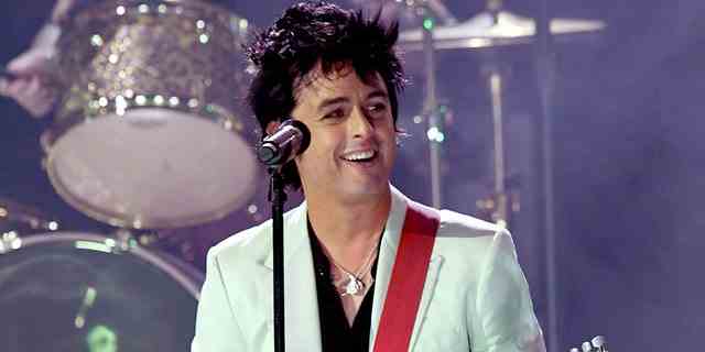 Billie Joe Armstrong von Green Day tritt während der American Music Awards 2019 im Microsoft Theatre am 24. November 2019 in Los Angeles, Kalifornien, auf.