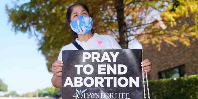 Maria Peña hält einen Rosenkranz und meldet sich am 7. Oktober 2021 vor einem Gebäude in Dallas, in dem ein Abtreibungsanbieter untergebracht ist.