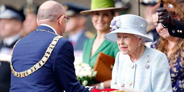Lord Provost Robert Aldridge überreicht Königin Elizabeth II. die Schlüssel für die Stadt Edinburgh während der Schlüsselzeremonie auf dem Vorplatz des Palace of Holyroodhouse am 27. Juni 2022 in Edinburgh, Schottland. 