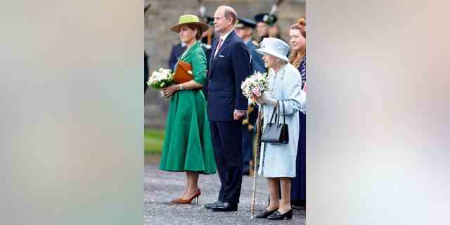 Königin Elizabeth wurde von ihrem jüngsten Sohn Prinz Edward und seiner Frau Sophie, Gräfin von Wessex, begleitet.