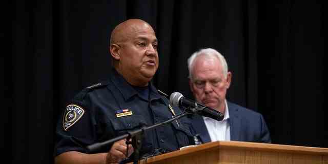 Der Polizeichef von Uvalde, Pete Arredondo, spricht auf einer Pressekonferenz nach der Schießerei an der Robb Elementary School in Uvalde, Texas, USA, am 24. Mai 2022. 
