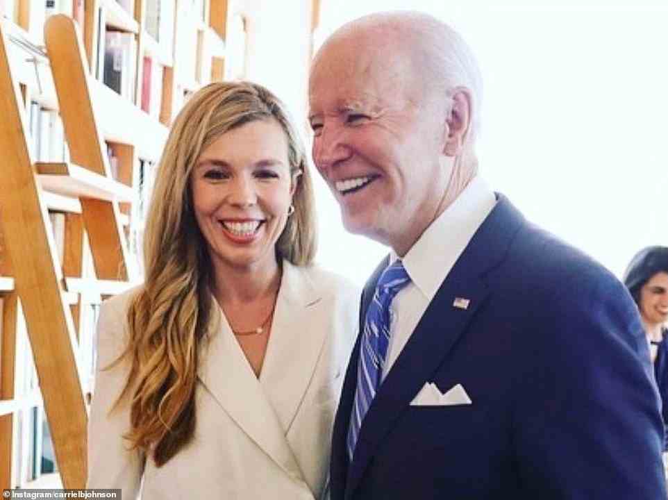 Insider-Witz: Eines der Instagram-Fotos zeigt, wie Carrie einen unbeschwerten Moment mit US-Präsident Joe Biden teilt