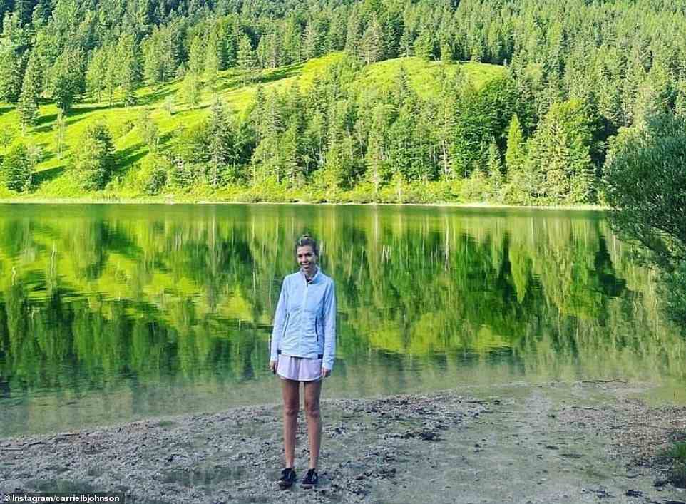 Die große Natur!  Frau Johnson lächelt auf einem der Fotos, die sie auf ihrem Instagram-Profil geteilt hat, am Ufer eines atemberaubenden deutschen Sees