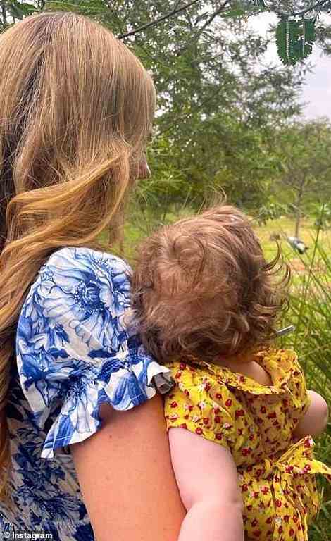 Die zweifache Mutter, 34, ging heute auf Instagram, um mehrere Bilder von ihrem Besuch im Dorf Umusambi zu teilen, einem restaurierten Feuchtgebiet, das über 50 gefährdeten Graukronenkranichen Zuflucht bietet