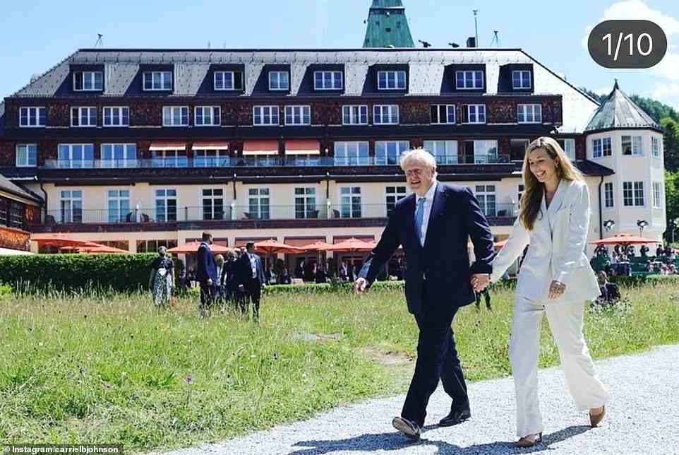 Glückliche Erinnerungen: Frau Johnson geht Hand in Hand mit ihrem Ehemann Boris, als sie am Sonntag auf dem G7-Gipfel ankommen