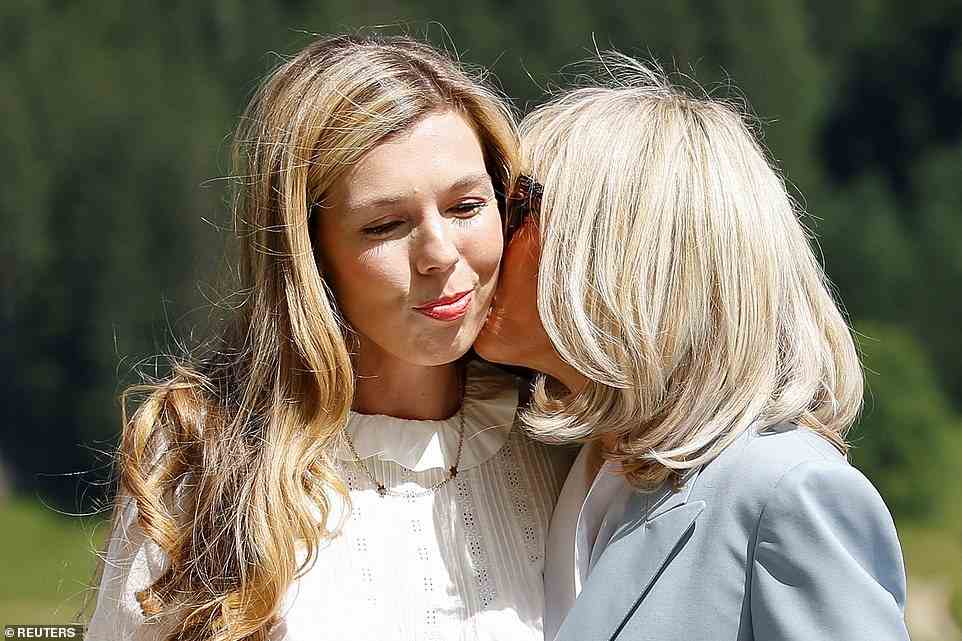 Ein Kuss für Carrie!  Brigitte Macron begrüßte Frau Johnson herzlich, als sich die Frauen am Montag anderen G7-Ehepartnern bei einer Veranstaltung mit jungen deutschen Athleten anschlossen.  Es kommt, als ihre Ehemänner auf dem internationalen Gipfel eine Demonstration der Einheit zeigten