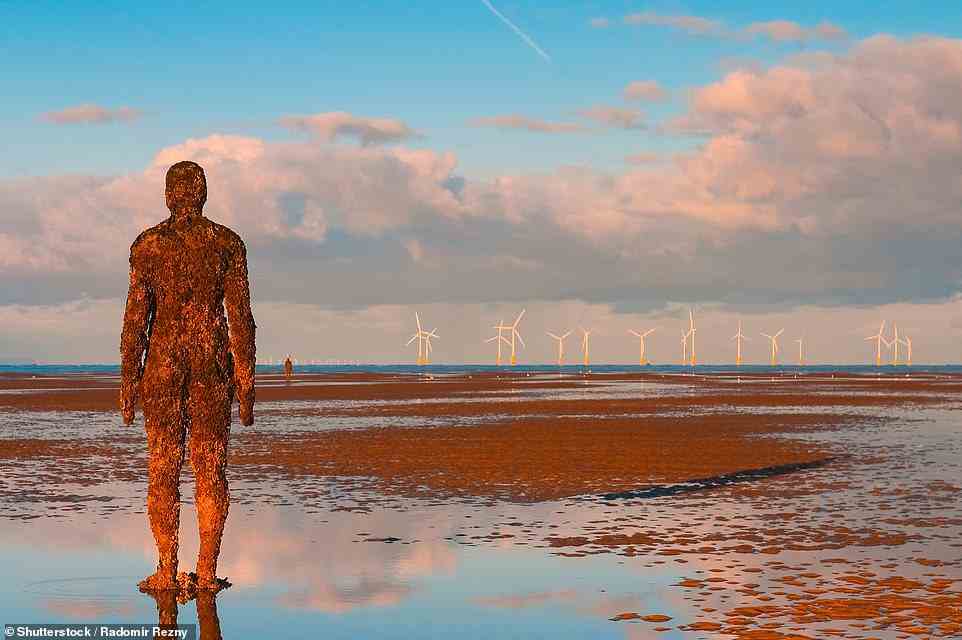 Wenn Sie die Küste entlang nach Süden zum Strand von Crosby gehen, finden Sie Another Place, eine Kunstinstallation von Antony Gormley (im Bild), die aus 100 gusseisernen Figuren besteht, die seinem eigenen Körper nachempfunden sind