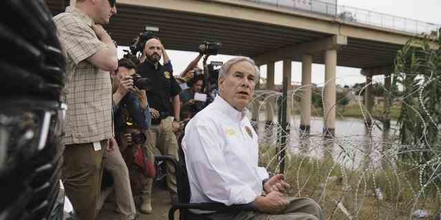 Gouverneur Greg Abbott bereist am 23. Mai 2022 die Grenze entlang des Rio Grande in Eagle Pass, Texas.