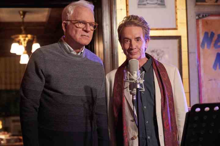 Charles und Oliver stehen in Staffel 2 von Only Murders in the Building vor einem Mikrofon.