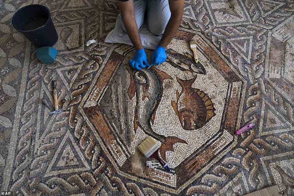 Obwohl das wunderschöne Mosaik erstmals 1996 gefunden wurde, dauerte es weitere 13 Jahre, bis Archäologen es vollständig ausgegraben hatten.  Ein Arbeiter wird gesehen, wie er einen Teil der Mosaike reinigt