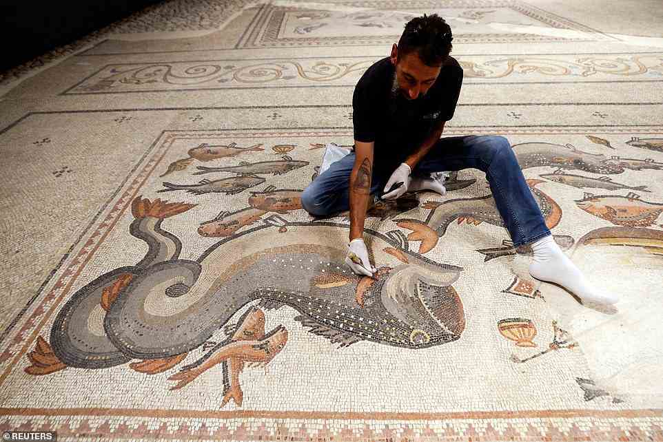 Jetzt, da das Mosaik ein dauerhaftes Zuhause hat, hoffen Wissenschaftler, dass es zu einer wichtigen Touristenattraktion im Nahen Osten werden kann.  Ein Arbeiter reinigt einen Teil des Mosaiks mit Fischen