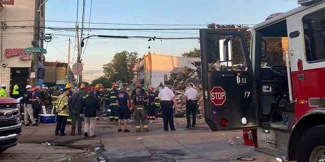 Dieses Foto, das von der Philadelphia Fire Dept. zur Verfügung gestellt wurde, Rettungskräfte reagieren auf die Szene eines Gebäudes, das Feuer fing und dann am frühen Samstag, dem 18. Juni 2022, in Philadelphia einstürzte.  (Philadelphia Fire Dept. über AP)