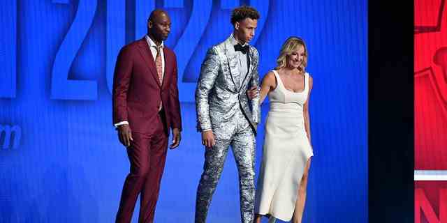 Dyson Daniels geht mit seiner Familie während der Vorstellung während des NBA Draft 2022 am 23. Juni 2022 im Barclays Center in Brooklyn, New York, aus.