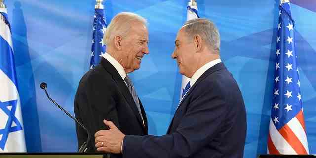 DATEIFOTO: US-Vizepräsident Joe Biden (L) schüttelt dem israelischen Ministerpräsidenten Benjamin Netanjahu die Hand, als sie während ihres Treffens in Jerusalem am 9. März 2016 gemeinsame Erklärungen abgeben. REUTERS/Debbie Hill/Pool/File Photo