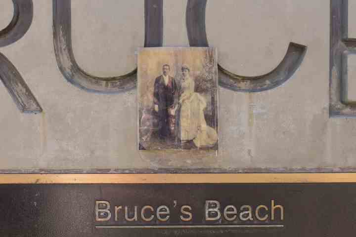 Ein Foto von Willa und Charles Bruce auf einer Gedenktafel am Bruce's Beach in Manhattan Beach, Kalifornien.