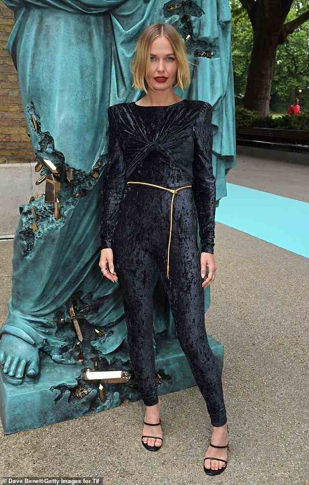 Der Catsuit mit langen Ärmeln und U-Boot-Kragen ist außerdem mit einer hübschen Schleife auf der Vorderseite versehen.  Es ist nicht klar, ob die Fotos, die Lara gepostet hat, neu sind, da sie den Catsuit früher in diesem Monat auf der Markenausstellung von Tiffany & Co. in London getragen hat.