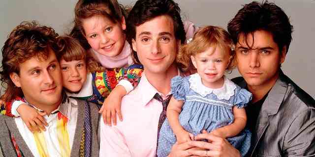 Von links nach rechts: Dave Coulier, Jodie Sweetin, Candace Cameron Bure, Bob Saget, Mary-Kate / Ashley Olson und John Stamos in den Hauptrollen "Volles Haus" 1989.