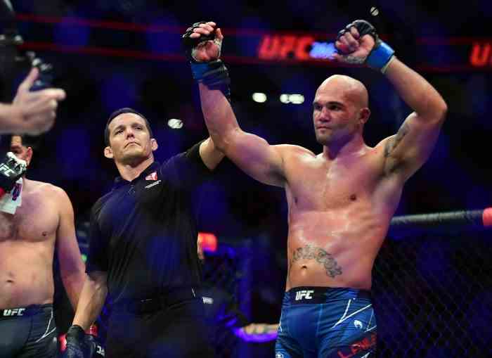 Robbie Lawler wird von TKO gegen Nick Diaz während UFC 266 in der T-Mobile Arena zum Sieger erklärt.