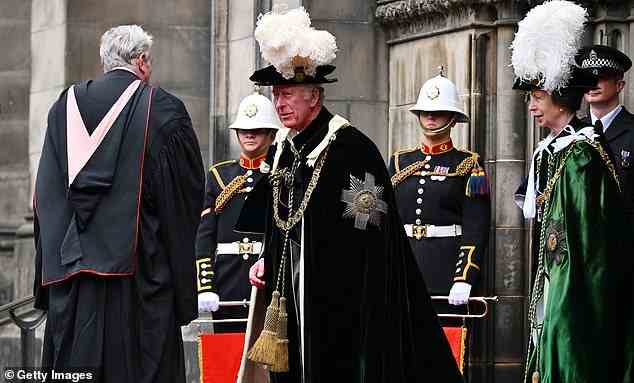 In diesem Jahr vertritt das Duo, das bei der Ankunft in der Kathedrale abgebildet ist, die Königin, die zuletzt vor zwei Tagen bei einer Militärparade in Edinburgh gesehen wurde