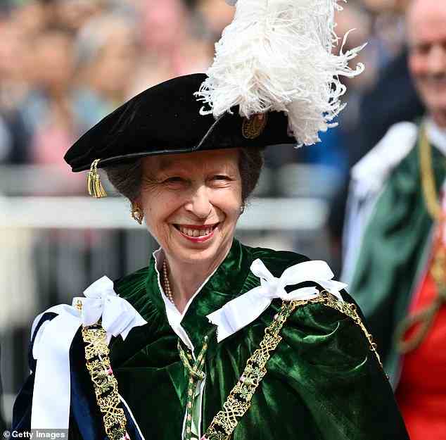 Prinzessin Anne grinste, als sie beim Order of the Thistle Service in Edinburgh ankam, der zwei neue Mitglieder einstellt