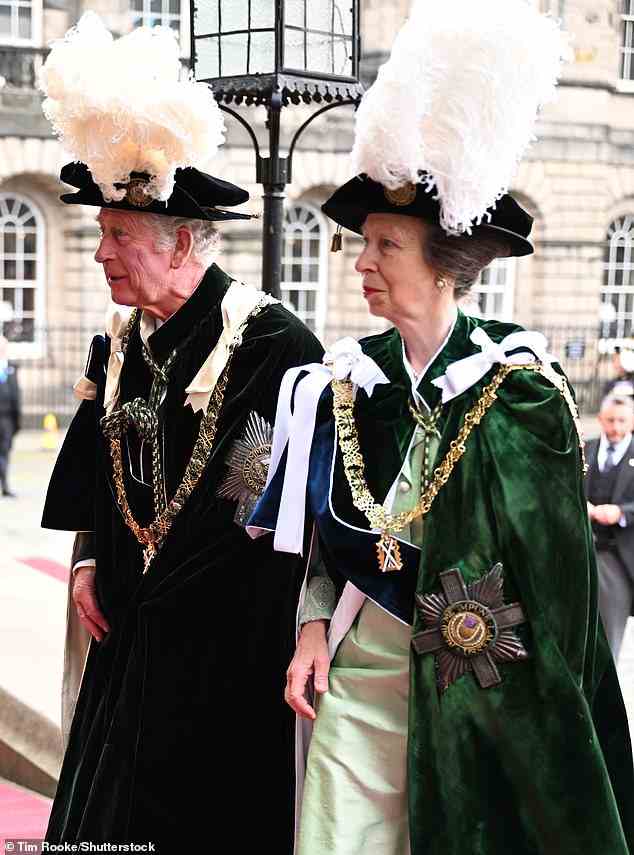 Die Royals lächelten, als sie in ihren großen Samtroben zur Verhandlung kamen, wobei Prinz Charles eine in Blau und Prinzessin Anne eine in Smaragdgrün trug