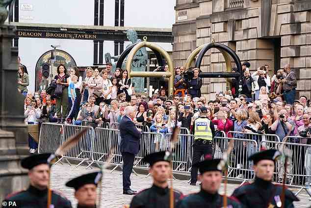 Menschenmassen warteten auf die Ankunft der Royals vor dem traditionellen Gottesdienst in Edinburgh, der Teil des Schottland-Besuchs in dieser Woche ist