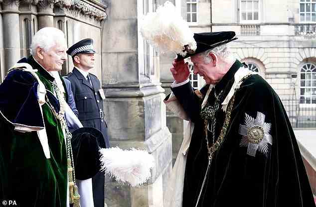 Der Prince of Wales, bekannt als Duke of Rothesay, während er in Schottland war, kam für den Order of the Thistle Service