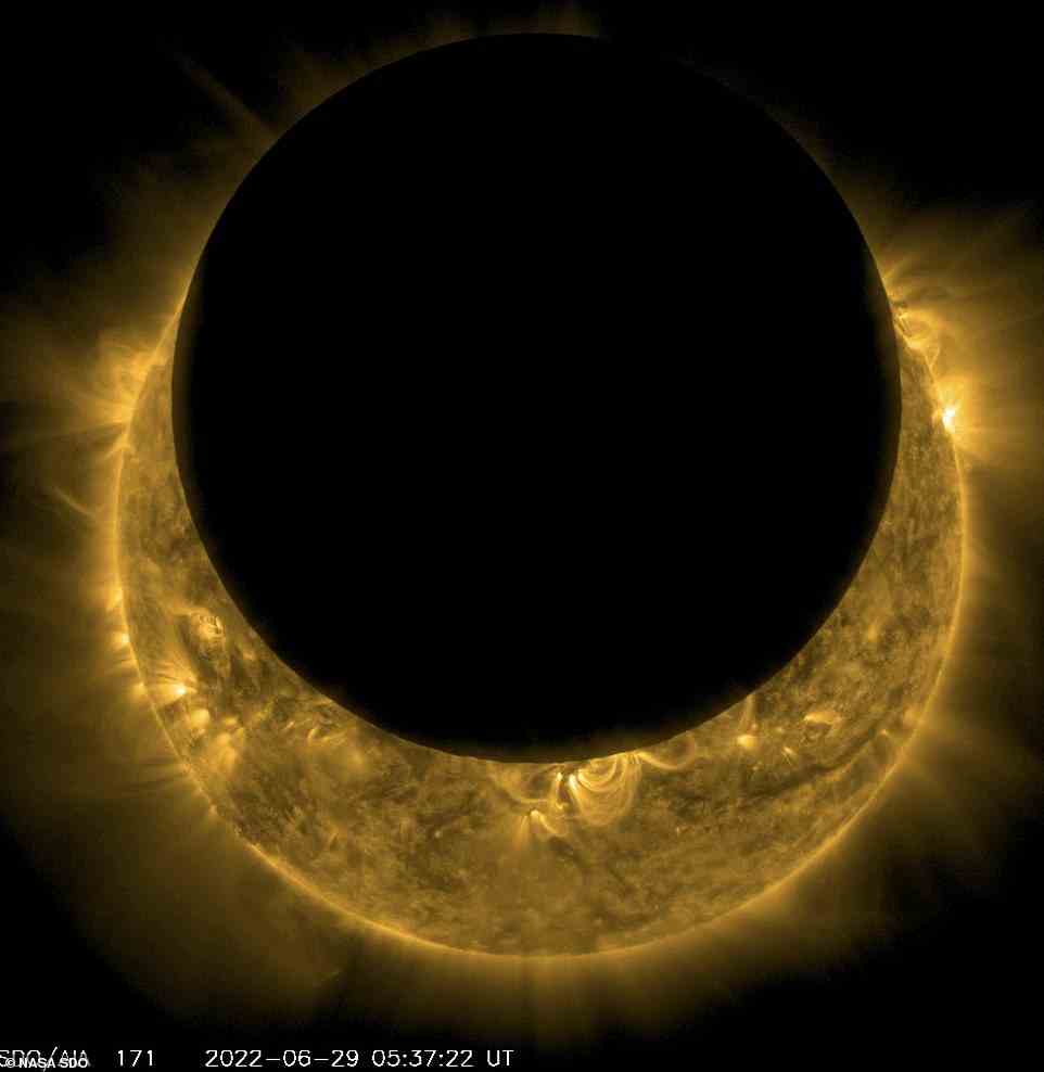 Das Solar Dynamics Observatory (SDO) fotografierte den Mond, der gestern gegen 5:20 Uhr BST (1:20 Uhr ET) vor der Sonne vorbeizog.