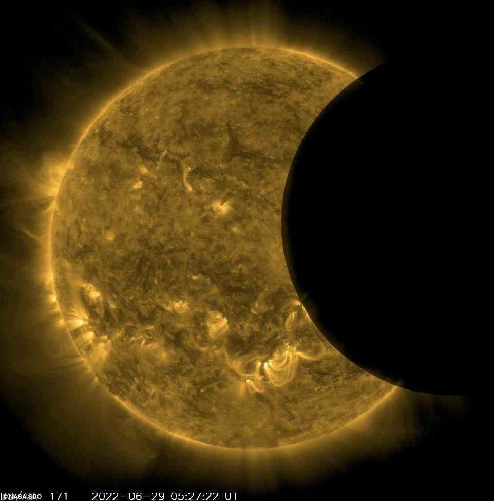 Das Raumschiff sendete eine Reihe von Bildern des Ereignisses zurück, die laut Experten von SpaceWeather.com „von Sonnenfeuer hinterleuchtete Mondberge“ zeigten.
