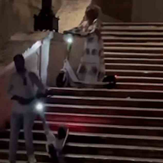 Ein amerikanischer Tourist hat einen Schaden in Höhe von 25.000 US-Dollar verursacht, nachdem er einen E-Scooter die historische Spanische Treppe in Rom hinuntergeschleudert hatte