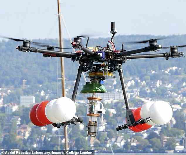 Die „Dual-Roboter“-MEDUSA-Drohne kann durch die Luft fliegen und auf dem Wasser landen, um schnell Proben für wissenschaftliche Studien zu sammeln