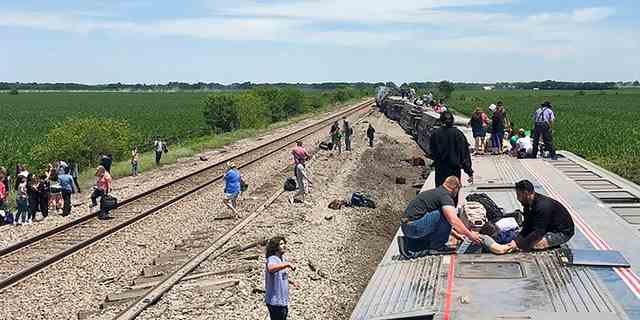 Auf diesem von Dax McDonald bereitgestellten Foto liegt ein Amtrak-Personenzug auf der Seite, nachdem er am Montag, den 27. Juni 2022 in der Nähe von Mendon, Missouri, entgleist ist. 