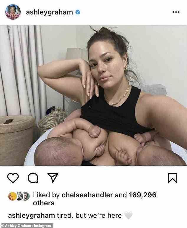 Stillen: Ashley Graham hat ein Foto von sich geteilt, auf dem sie gleichzeitig ihre fünf Monate alten Zwillinge Roman und Malachi stillt, die sie im Januar begrüßt hat