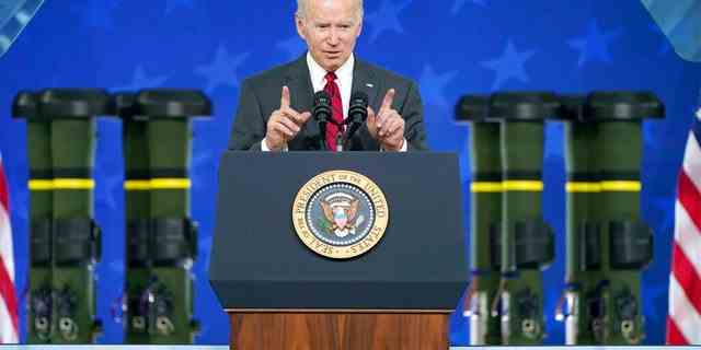 Präsident Joe Biden spricht am Dienstag, den 3. Mai 2022, in Troy, Ala, während eines Besuchs in der Lockheed Martin Pike County Operations-Anlage, in der Javelin-Panzerabwehrraketen hergestellt werden, über Sicherheitshilfe für die Ukraine.