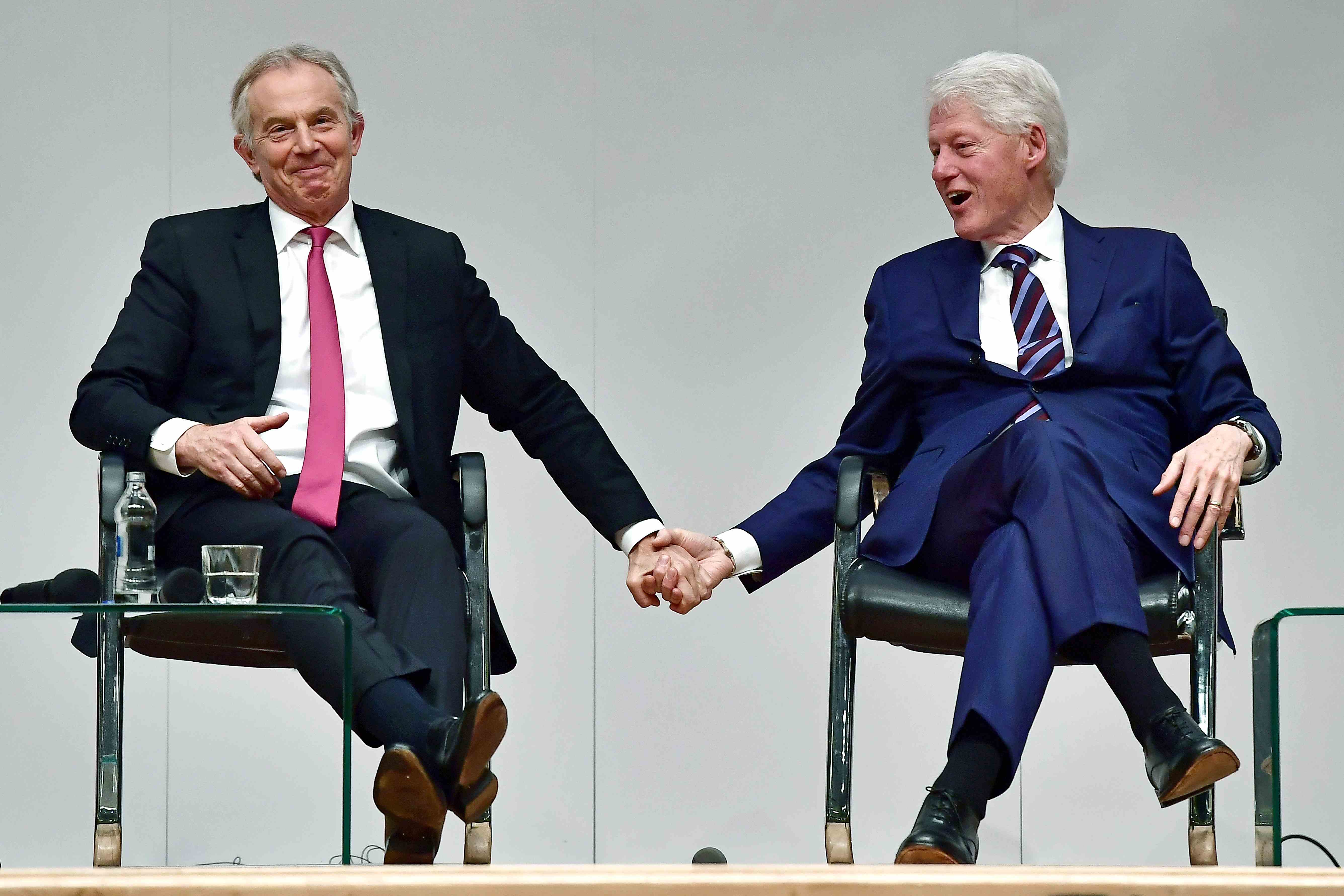 Der frühere britische Premierminister Tony Blair (rechts) und der frühere Präsident Bill Clinton führen am Montag, den 13. September 2010, eine Bühnendiskussion im National Constitution Center in Philadelphia.