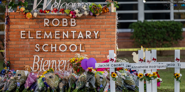 Nach der Massenerschießung an der Robb Elementary School am 26. Mai 2022 in Uvalde, Texas, ist ein Denkmal rund um das Schild der Robb Elementary School zu sehen.  (Foto von Brandon Bell/Getty Images)