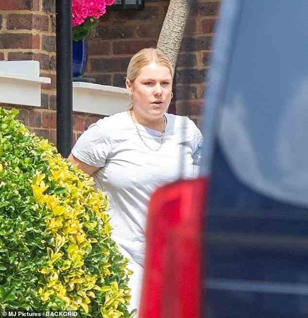 Shane Warnes Tochter Brooke hat zum ersten Mal seit seinem Tod im März die 4,7 Millionen Dollar teure Villa ihres verstorbenen Vaters im Nordwesten Londons besucht