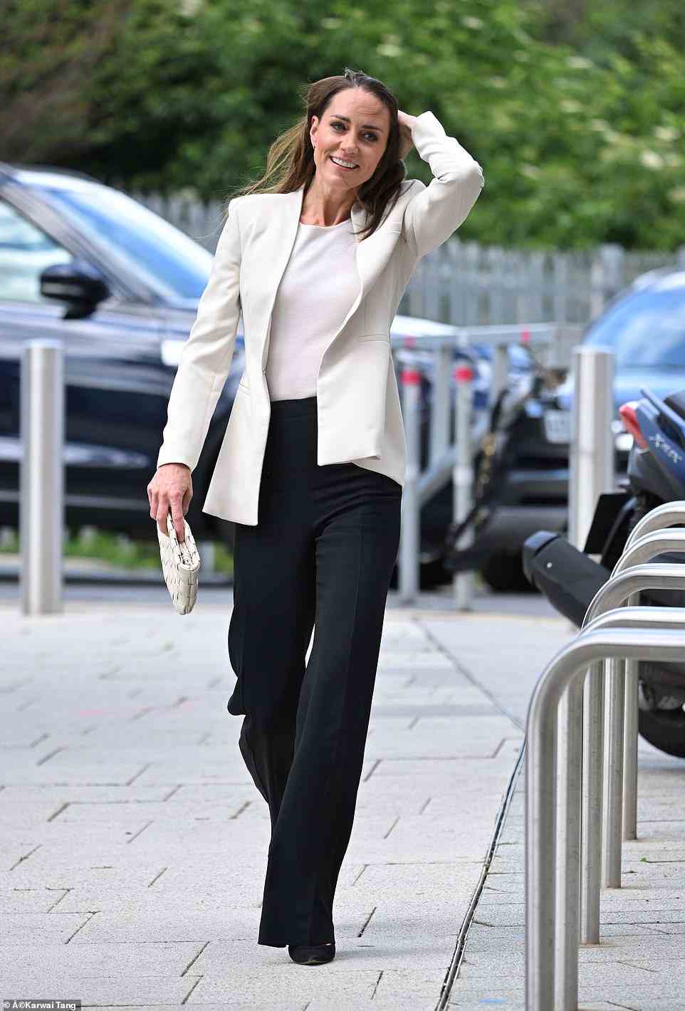 Kate Middleton machte in einem cremefarbenen Blazer und einer schwarzen Hose eine glänzende Figur, als sie bei ihrem ersten Ausflug nach einem geschäftigen Platinum Jubilee-Wochenende eine Wohltätigkeitsorganisation für Kinder in London besuchte