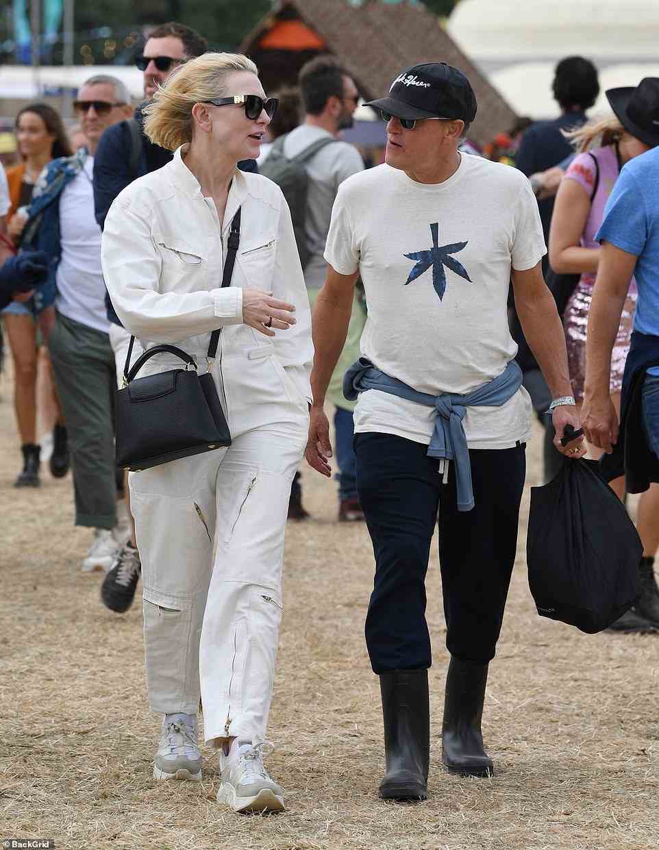 Festlich-chic: Cate Blanchett, 53, zog einen cremefarbenen Overall an, als sie und Woody Harrelson, 60, am letzten Tag des Glastonbury Festivals am Sonntag die Stars anführten