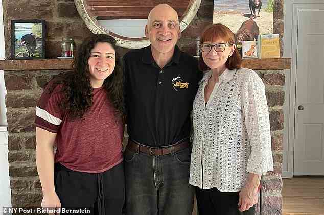 Bei Richard Bernstein, 62, wurde fünf Jahre nach einem Arztbesuch mit Fußschmerzen ein 2,5 Pfund schwerer Nierentumor diagnostiziert.  Er ist oben mit seiner Frau Ann und seiner Tochter Emma abgebildet